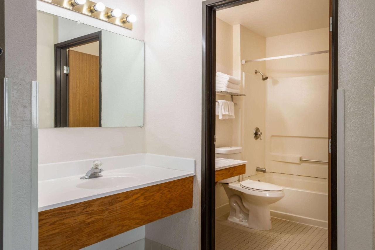 Super 8 By Wyndham Motel 3*