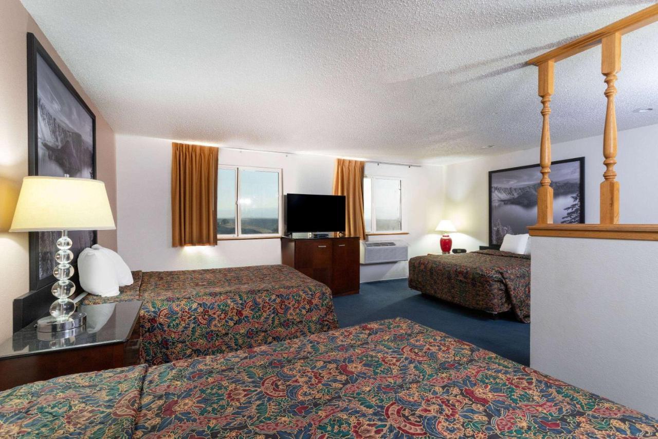 Super 8 By Wyndham Motel